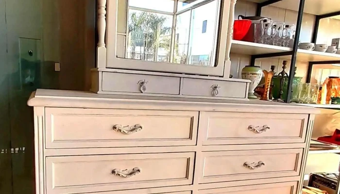 Cómoda en madera maciza patina en blanco
