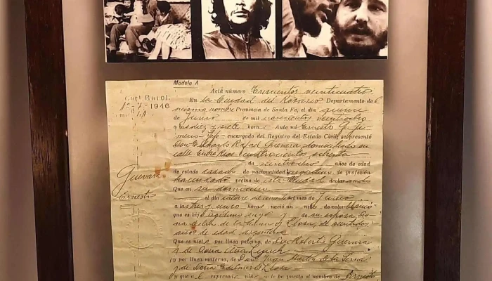 Cuadro con partida de nacimiento y fotos del Che Guevara
