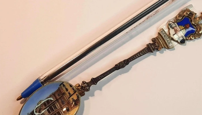Cucharita de plata y esmalte de Buenos Aires