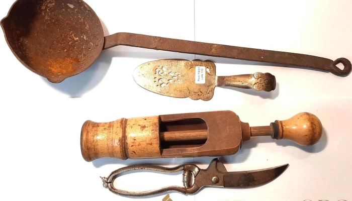 Cucharón de hierro, tijera de trinchar Solingen, pala de torta y tapador de botellas en madera