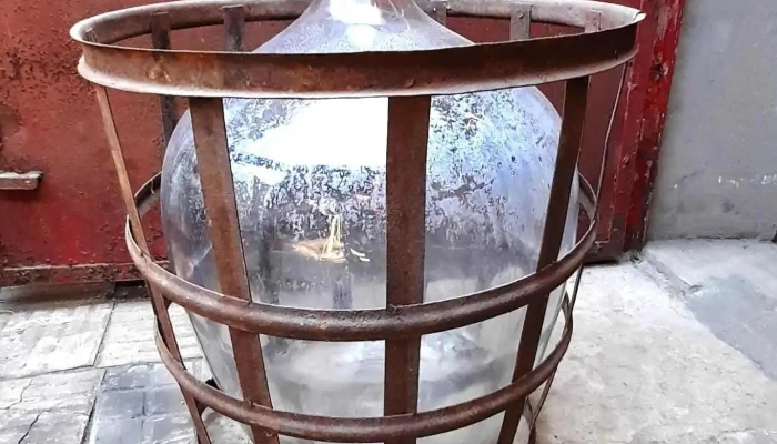 Damajuana antigua 50 litros con canasto metálico sana