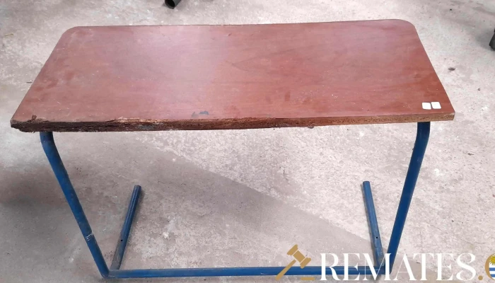 escritorio base de caño azul y tapa de Mdf