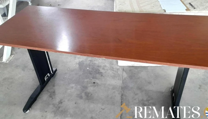 escritorio base de hierro tapa en Mdf