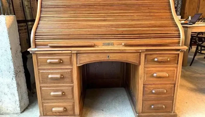 Escritorio En Roble De Cortina Camello Con Gabinetes Y Caj. Archivadores 1,38 X 0,80 X 0,75 Alto De Mesada, Total 1,30
