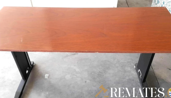 escritorio moderno tapa marron base de hierro