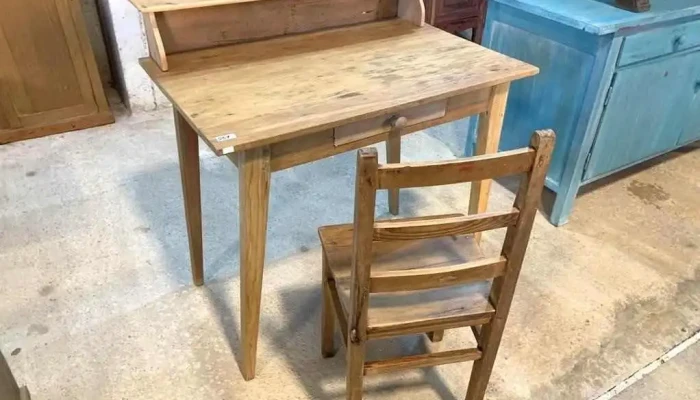 Escritorio Pequeño En Pino Blanco ( 0,90 X 0,58 X 0,94 Alto)  Y Silla