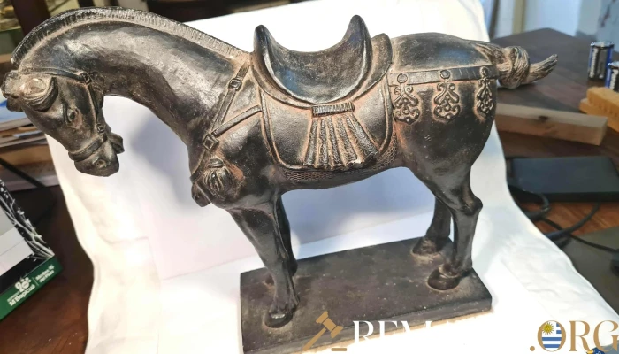 Estatuilla de caballo en pasta o similar