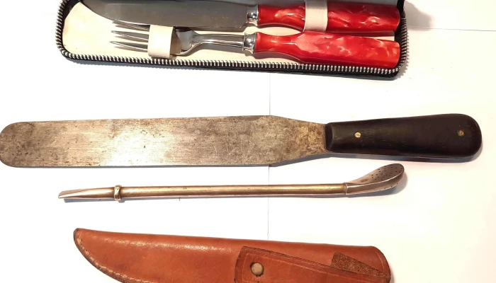 Estuche con juego de camping, bombilla de plata, espátula de acero y vaina de cuchillo