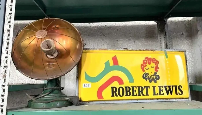 Estufa Y Cartel Robert Lewis -  1 - 06-12-2020