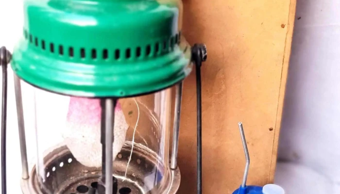 Farol funcionando con su caja y alcuza