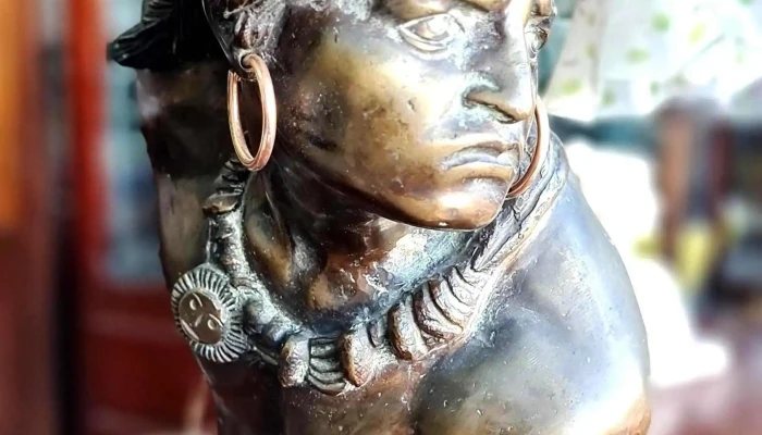 Figura bronce macizo indio Caupolicán firmada N.Plaza (Nicanor Plaza, 1844-1918 , base madera)