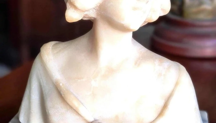 Figura en mármol dama antigua