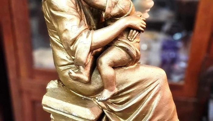 Figura en metal Madre con niño firmada