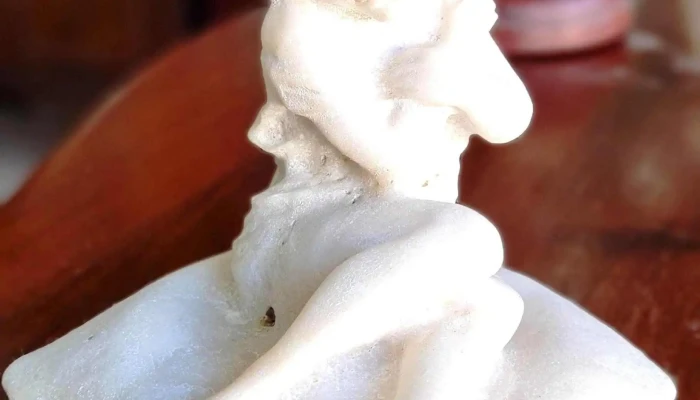 Figura marmolina mujer joven sentada