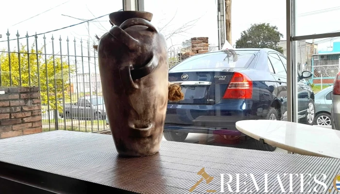 florero marron alto con piola