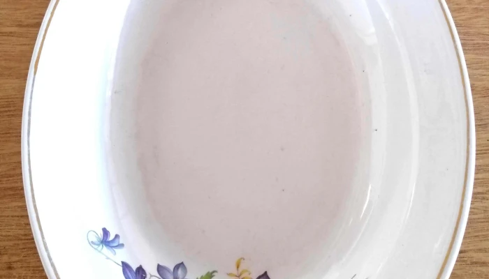 fuente oval blanca con flores celeste