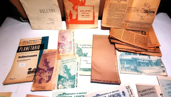 Gran Lote De Folletos De Exposiciones De 3 - 05-06-2021