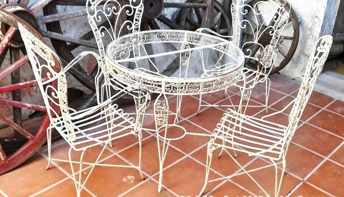 Hermoso juego de patio en hierro sano impecable