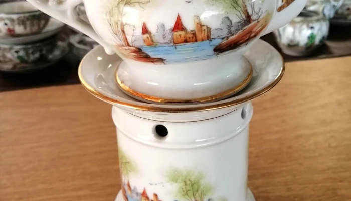hornito de ceramica con caldera en la parte superior