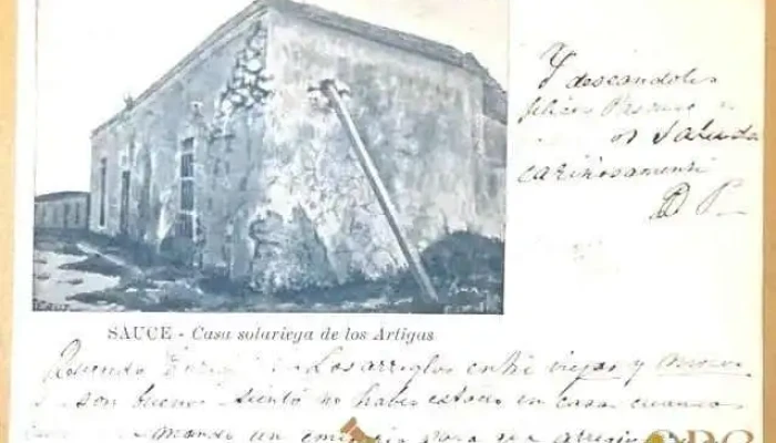 interesantes postales: una con bandera y dice Paz y la otra casa de los Artigas