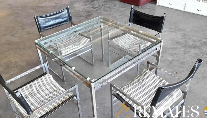 juego de comedor compuesto por mesa base de hierro y tapa de cristal mas 4 sitiales