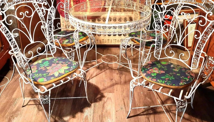 Juego de Jardin hierro blanco, mesa 82 cm diametro y 73 altura, 2 sitiales y 2 sillas