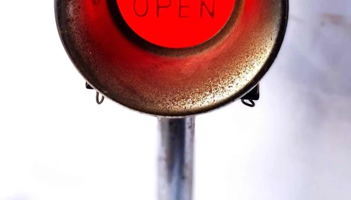 Lampara en metal Open Bar funcionando