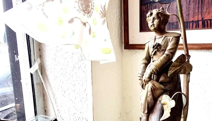 Lámpara en petit bronce figura de dama firmada, Bruchon con tulipa