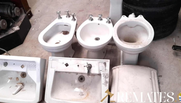 lavatorio con pie con averia, lavatorio sin pie, 2 bidet con griferia, inodoro con base marcada y sisterna en dolmeni