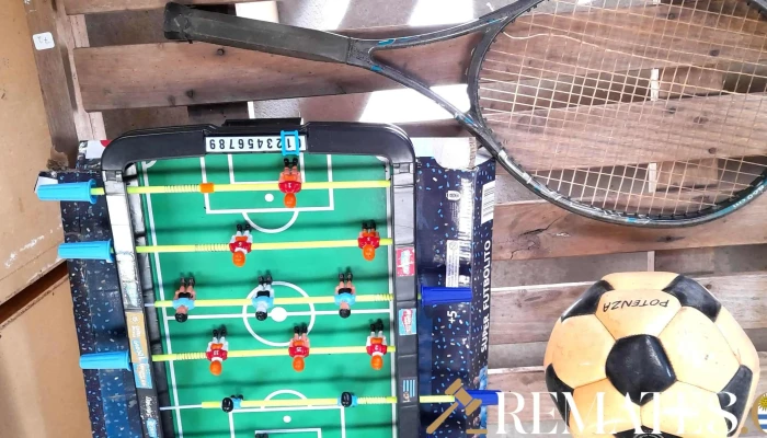lote de 3 juguetes, futbolito sin pelota, raqueta de tenis y pelota de futbol