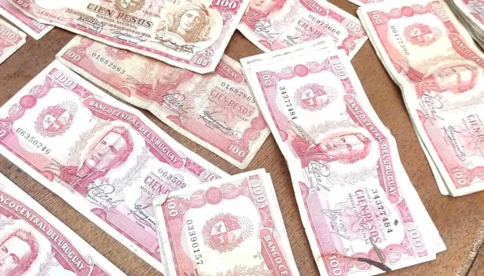 Lote de 80 billetes uruguayos
