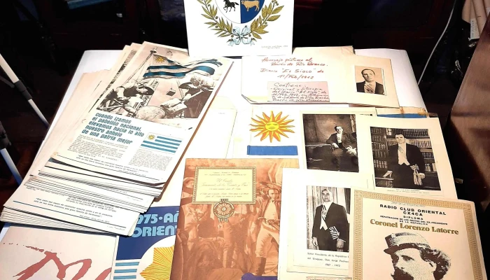 Lote "Oriental", capeta hechos Historicos 1825, bandera Uy, escudo, fotos presidentes, etc