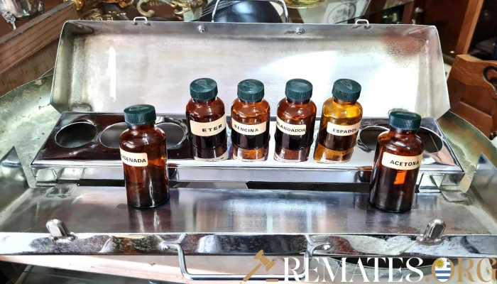 Maletin en acero inoxidable uso medico con frascos