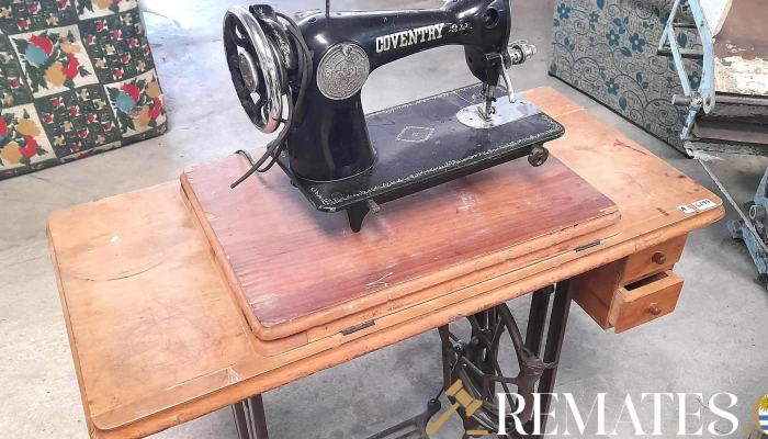 maquina de cocer con pie de hierro