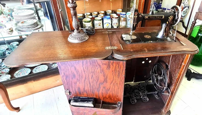 Maquina de coser antigua mueble de roble