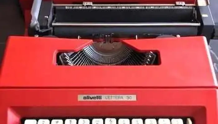Maquina de escribir Olivetti Lettera 30 con su bolsa como nueva!!!!