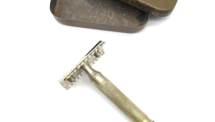 Maquinita De Afeitar Antigua Y Latita De Pastillas