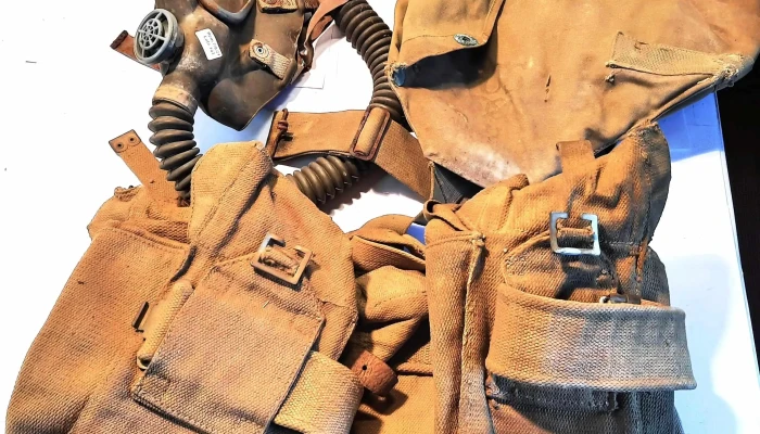Máscara de gas y mochilas militares de Usa época Vietnam
