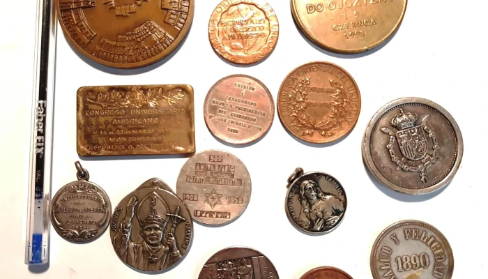 Medallas varias: Unesco Cuba, Reyes de Espana, Centenario Uruguay, Papa etc