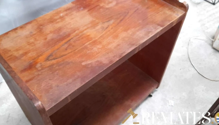 mesa auxiliar en madera con estante
