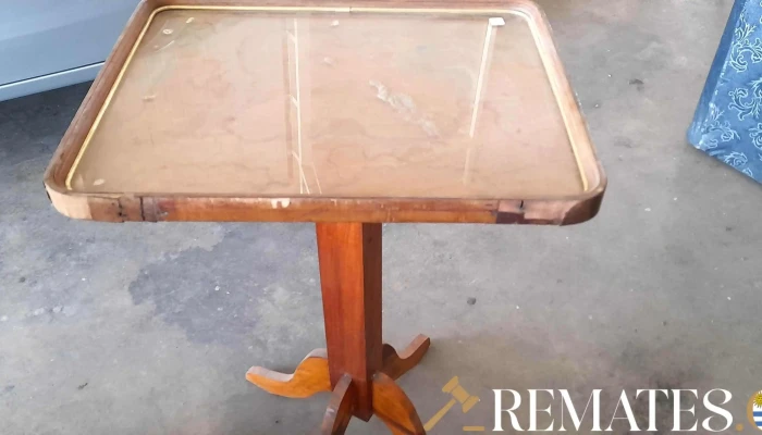 mesa auxiliar en madera y vidrio tapa cuadrada y regulable en altura