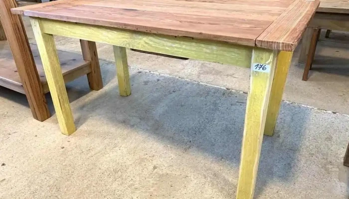 Mesa De Centro Tapa En Pinotea Patas Laqueadas 1m X 0,54 X 0,58 Alto