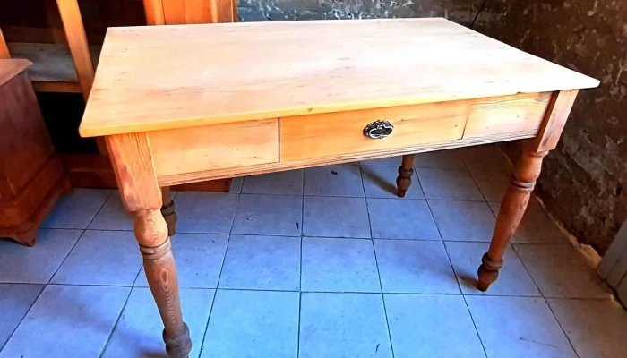 Mesa de cocina antigua con un cajón restaurada pino viejo