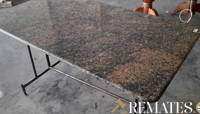 mesa de comedor tapa de granito base de hierro