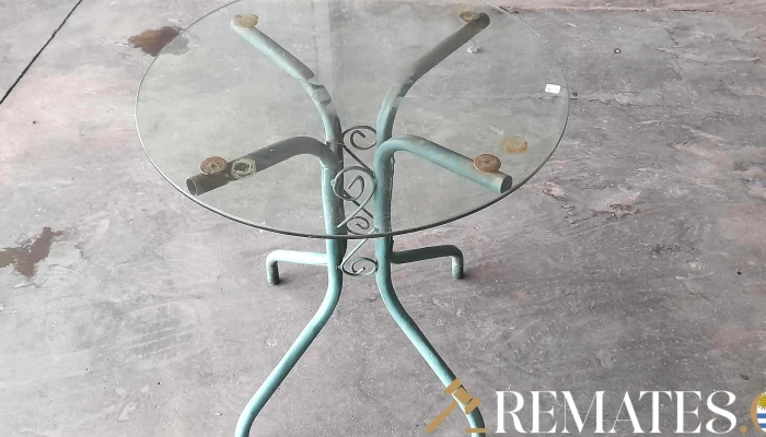mesa de jardin tapa de vidrio y base de metal
