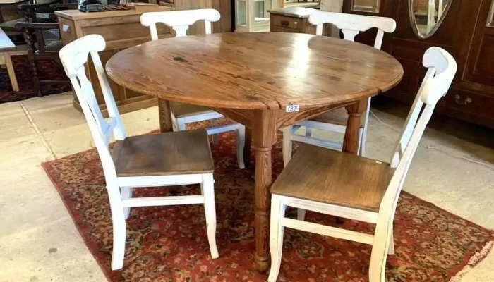 Mesa En Pinotea Patas Torneadas Tapa Circular  Con Alas (1,20 Diam.x O78) Y 4 Sillas Laqueadas