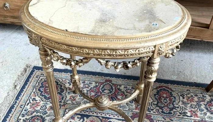 Mesa Lateral Luis Xvi Dorada A La Hoja Con Marmol Travertino 0,66 X 0,48 X 0,70 Alto