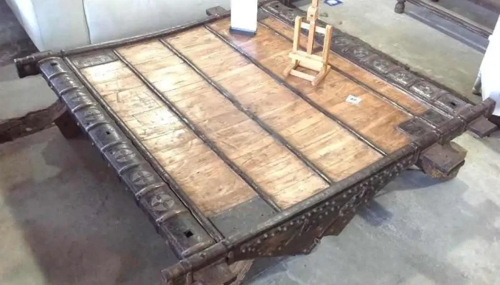 mesa living tibetana en  madera y hierro con tachas