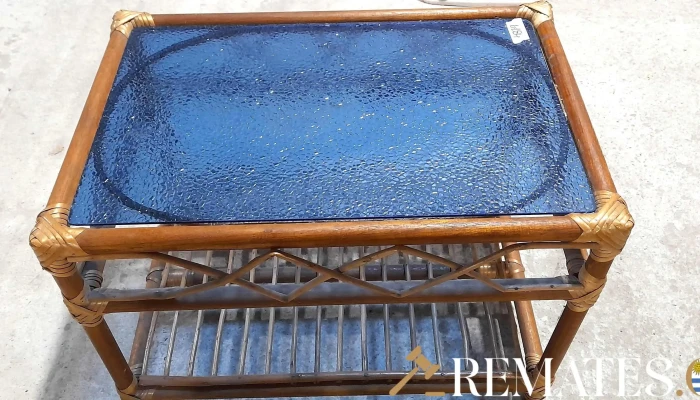 mesa ratona base de caña y tapa de vidrio escarchado color azul