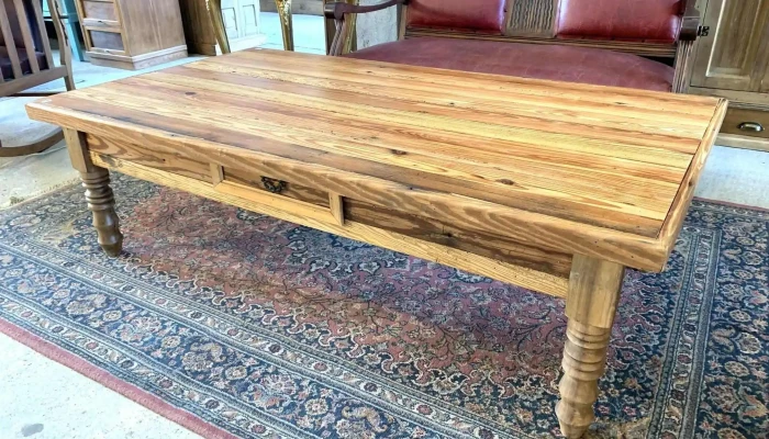 Mesa Ratona En Pinotea Con Cajon,  Patas Torneadas 1,53 X 0,84 X 0,46 Alto